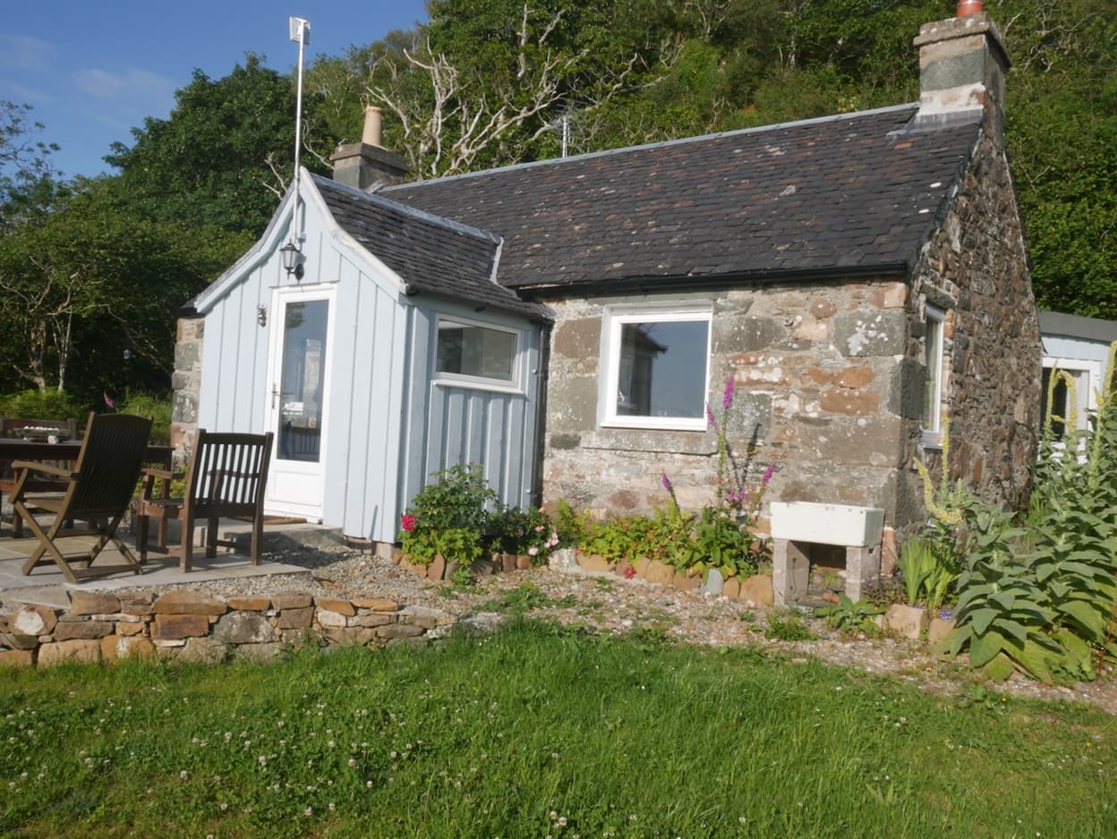 traditional stone cottage scotland