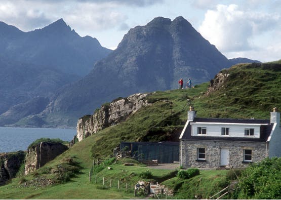 self-catering cottage with loch and mountain in skye